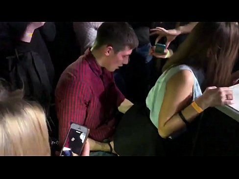 ❤️ Echter Sex in einem russischen Nachtclub. 18-jährige russische Mädchen in den Anus und Vagina gefickt in einem Nachtclub ❤️ Anal video bei de.studiya-lpg-massazha-na-metro-vodnyj-stadion.ru ❌